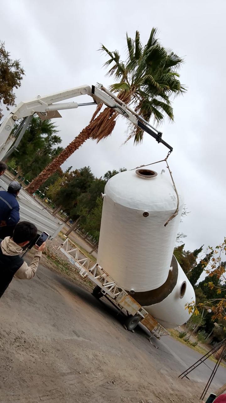 Montaje de tanque con grúa en el campus