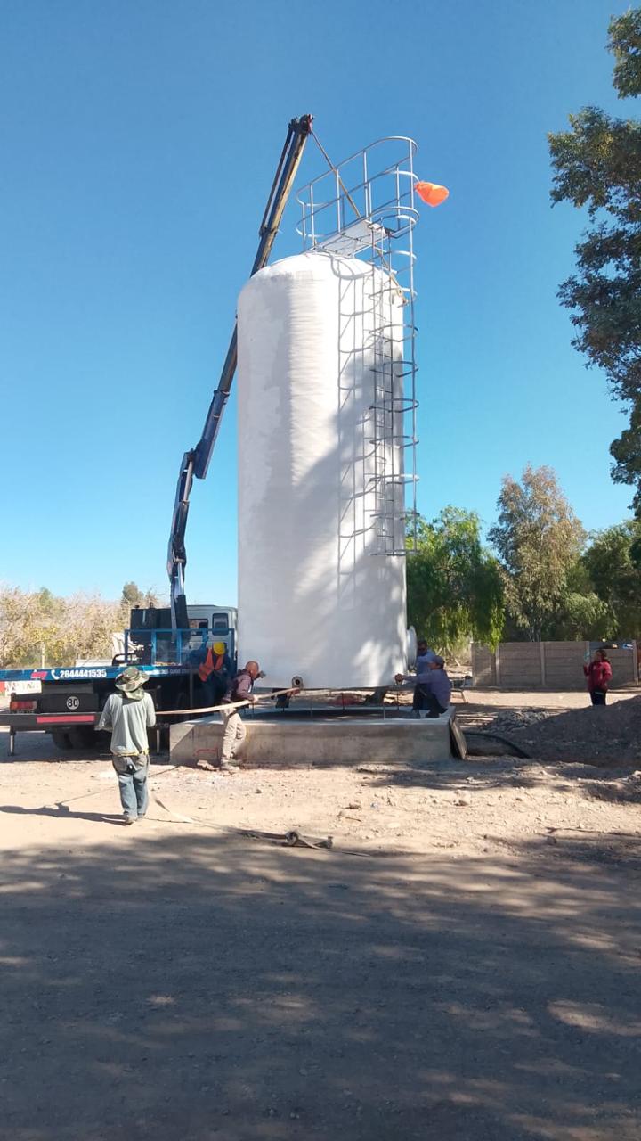 Instalación de cisterna en obra institucional