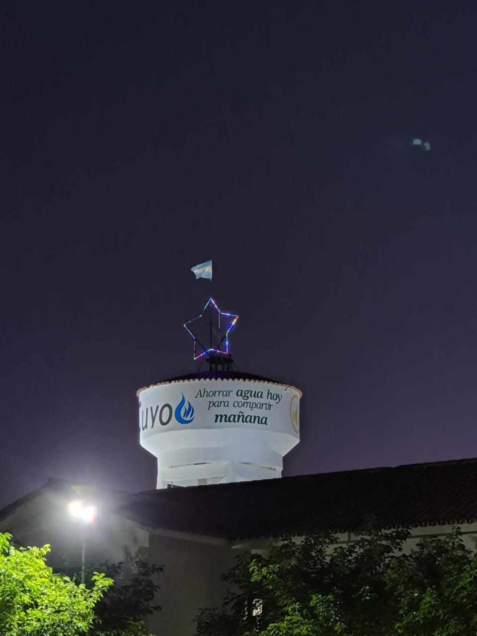 Tanque elevado del campus con mensaje AURA